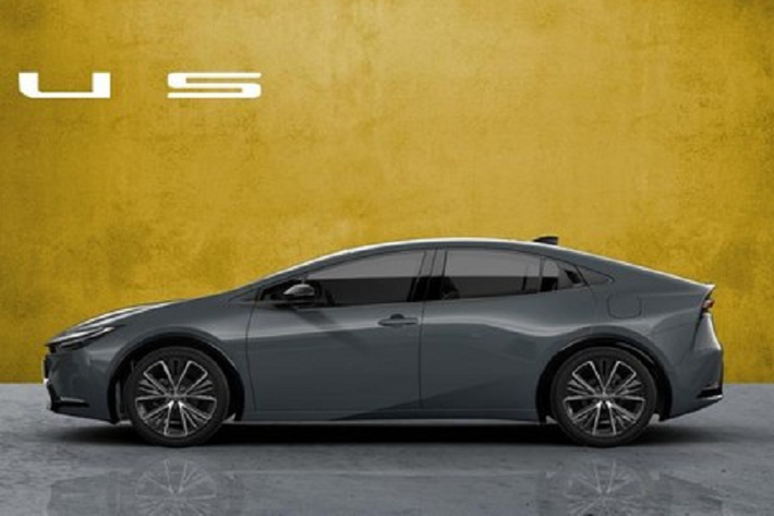 Toyota Prius thế hệ mới vừa ra mắt tại Nhật Bản có 2 hệ truyền động đã được công bố, đầu tiên là sự kết hợp động cơ 4 xi-lanh Dynamic Force, dung tích 2.0 lít, mô-tơ điện và pin lithium-ion để tạo ra tổng công suất 220 mã lực. Toyota tuyên bố rằng biến thể này có phạm vi lái EV nhiều hơn 50% so với mẫu trước đó nhưng chưa đưa ra con số cụ thể.