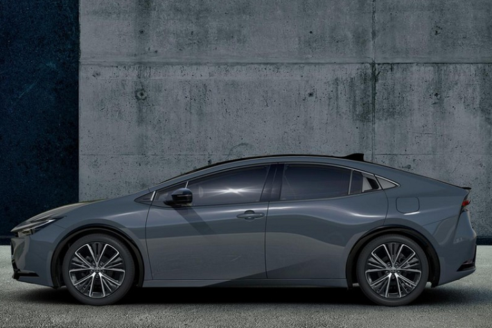 Nhưng trước đó, chúng ta sẽ tìm hiểu những thay đổi của Prius bắt đầu từ ngoại thất, nơi chiếc xe được xây dựng dựa trên hình bóng đơn sắc của những người tiền nhiệm nhưng có chiều dài cơ sở dài hơn, trọng tâm thấp hơn và bánh xe 19 inch lớn hơn theo tiêu chuẩn.