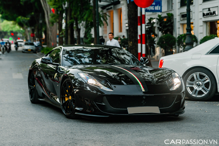 Mẫu siêu xe duy nhất xuất hiện trong bài viết chính là chiếc Ferrari 812 Superfast thuộc sở hữu của một tay chơi Hà Thành. Đây là 1 trong 2 chiếc 812 Superfast được đưa về Việt Nam và cả hai chiếc hiện đều đang “định cư” tại Hà Nội.