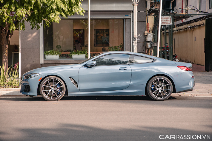 840i Coupe được BMW trang bị động cơ I6 dung tích 3.0 lít, sản sinh công suất 335 mã lực và mô-men xoắn cực đại 500 Nm. Kết hợp với hộp số tự động 8 cấp Steptronic Sport giúp xe tăng tốc từ 0-96 km/h trong vòng 4,7 giây trước khi đạt vận tốc tối đa giới hạn điện tử 250 km/h. Giá của chiếc 8-Series Coupe được tiết lộ vào khoảng 8 tỷ đồng.