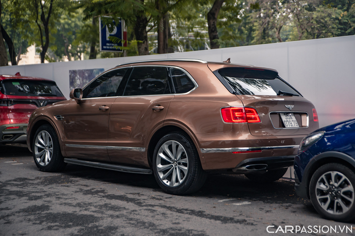 Bentley Bentayga được trang bị khối động cơ W12, dung tích 6 lít, tăng áp kép, tạo ra 608 mã lực và mô-men xoắn cực đại 900 Nm. Sức mạnh được truyền tới cả 4 bánh thông qua hộp số tự động 8 cấp.