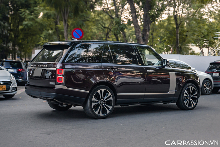 Được xây dựng trên phiên bản Autobiography sang trọng, Range Rover Fifty có một số điểm nhấn bên ngoài độc quyền trong màu sơn Auric Atlas cũng như thiết kế mâm xe kích thước 22″ độc đáo.