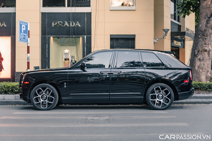 Cullinan Black Badge vẫn được trang bị khối động cơ V12 tăng áp kép, dung tích 6,75 lít của Cullinan với công suất cực đại 600 mã lực, cao hơn 29 mã lực so với Cullinan tiêu chuẩn và mô-men xoắn cực đại đạt 900 Nm.