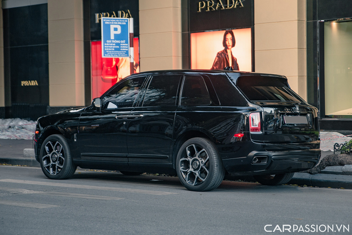 Sức mạnh này được kiểm soát và truyền đến cả bốn bánh xe thông qua hộp số Bespoke ZF 8 cấp. Mức giá xe Rolls-Royce Cullinan phiên bản Black Badge từng được các đại lý tư nhân chào bán tới hơn 40 tỷ đồng (chưa tính ra biển số trắng).