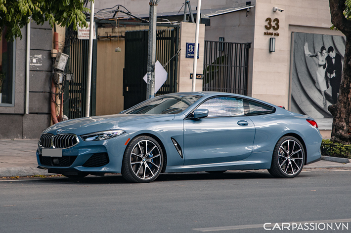 Trong số dàn xe sang trăm tỷ tại Hà Nội cuối tuần qua, đầu tiên là chiếc BMW 840i Coupe độc nhất Việt Nam. Xe sở hữu lớp sơn màu xanh lạ lẫm chưa từng xuất hiện trong nước mang tên Barcelona Blue Metallic. BMW 840i phiên bản Coupe là sự kết hợp hoàn hảo giữa phong cách thể thao truyền thống và sự sang trọng, hiện đại.