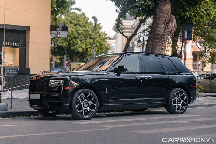Cuối cùng là mẫu SUV siêu sang Rolls-Royce Cullinan phiên bản Black Badge được khá nhiều tay chơi ưa chuộng với trên dưới 15 chiếc đang có mặt trong nước. Trên phiên bản Black Badge, những chiếc Cullinan sẽ sở hữu loat chi tiết được mạ Chrome đen như hệ thống lưới tản nhiệt dạng thác nước, logo “Góa phụ bay” Spirit of Ecstasy và cả các chi tiết khác như viền cửa của xe.