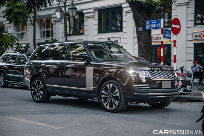 Một chiếc SUV siêu sang Range Rover thuộc phiên bản đặc biệt Fifty cũng xuất hiện. Đây là mẫu xe nhằm kỷ niệm 50 năm dòng xe Range Rover xuất hiện trên thế giới và sản xuất giới hạn 1.970 chiếc. Hiện tại Việt Nam chỉ có 2 chiếc thuộc phiên bản này.