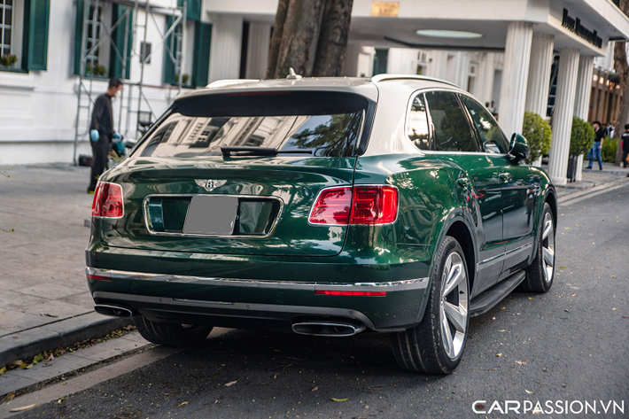 Dòng xe SUV Bentley Bentayga siêu sang lần đầu tiên trình làng trên thế giới vào tháng 12/2015 và chỉ chưa đầy nửa năm sau đó, đã có chiếc đầu tiên xuất hiện tại Việt Nam. Đỉnh điểm là 2017 đến 2019, số lượng xe Bentley Bentayga đổ về nước phải trên 35 xe với nhiều bản khác nhau.