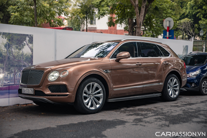 Nhờ đó, Bentayga có thể tăng tốc từ 0-96 km/h trong 4 giây trước khi đạt vận tốc tối đa 301 km/h. Mức giá xe Bentley Bentayga khi mới về Việt Nam từng có mức hơn 20 tỷ đồng.
