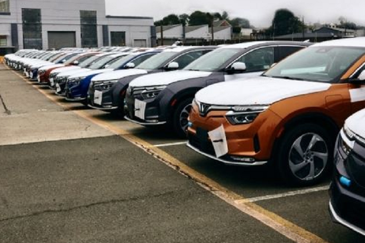 Giống như phiên bản VF8 tiêu chuẩn, Vinfast VF8 City Edition 2023 mới là một nền tảng kết nối mọi khía cạnh của cuộc sống, qua các tính năng công nghệ hiện đại, với hệ thống trợ lái nâng cao (ADAS) cùng bộ ứng dụng tiện ích và giải trí thông minh (Smart Services).