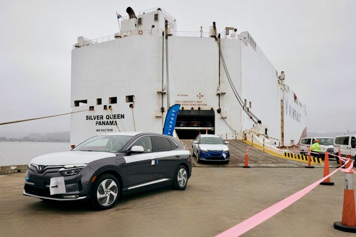 VinFast cũng đã chính thức hoàn thành các thủ tục để bán hàng tại Mỹ và sẽ bắt đầu bàn giao sản phẩm Vinfast VF8 chạy điện tới khách hàng xứ cờ hoa ngay trong tháng 12/2022.