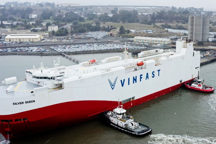 VinFast cũng đã nhận được EPA COC để nhập xe và lưu hành xe tại Mỹ; CARB EO để giao xe cho khách hàng tại California và các bang áp dụng quy định CARB (gồm 14 bang khác và Washington DC). Đồng thời, VF8 cũng đã hoàn thành đạt các bài kiểm thử FMVSS theo quy định của NHTSA.