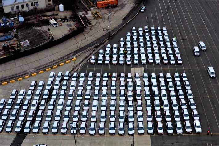 999 xe VinFast đầu tiên cập cảng Mỹ sau 26 ngày khởi hành từ Việt Nam thuộc dòng VF8 City Edition. Đây là lô xe phiên bản giới hạn được sản xuất cho thị trường Mỹ nhằm tạo trải nghiệm trực tiếp về chất lượng sản phẩm của VinFast ngay từ năm 2022.