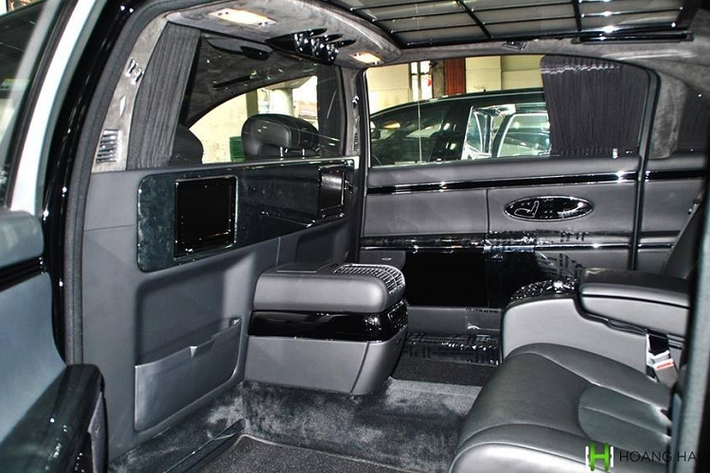 Ông Trịnh Văn Quyết trước khi bị bắt giữ là 1 tay chơi xe siêu sang có tiếng khi ngoài 2 chiếc xe siêu sang Rolls-Royce, đại gia này còn có 2 chiếc xe siêu sang mang thương hiệu Maybach, rất hay tháp tùng ông đi các sự kiện cũng như đến các cơ sở FLC trên nhiều tỉnh thành khác.Tổng giá trị cho dàn xe siêu sang với 4 chiếc này trên 150 tỷ đồng.