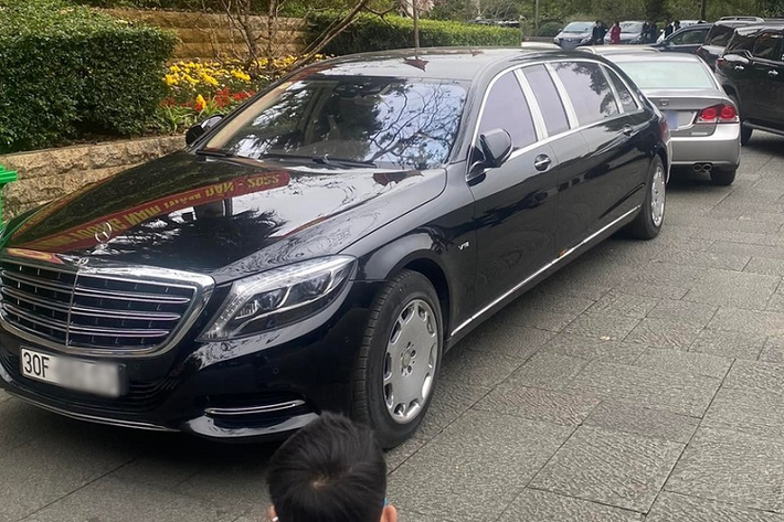 Đắt nhất trong số này chính là Mercedes-Maybach S600 Pullman hơn 62 tỷ đồng, còn riêng chiếc xe rẻ nhất là Maybach 62S dưới 10 tỷ đồng, lý do là xe mang biển số NG. Hiện chưa ai rõ ông Quyết mua chiếc xe siêu sang Maybach 62S này khi nào nhưng đây là hàng cực hiếm tại Việt Nam cũng như trên thế giới vì nó đã bị khai tử 9 năm trước.