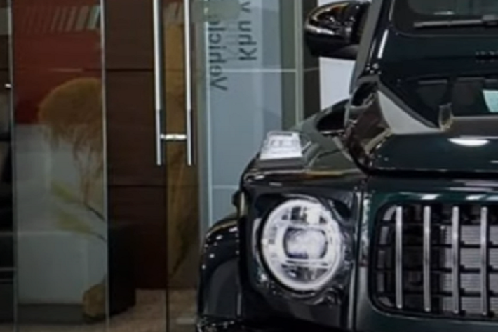 Vì thế, SUV hạng sang Mercedes-AMG G63 V1 mới ra mắt tại Việt Nam vẫn được trang bị khối động cơ xăng V8, tăng áp kép, dung tích 4.0 lít, sản sinh công suất tối đa 577 mã lực tại vòng tua máy 6.000 vòng/phút và mô-men xoắn cực đại 850 Nm tại dải tua máy 2.500 - 3.500 vòng/phút.