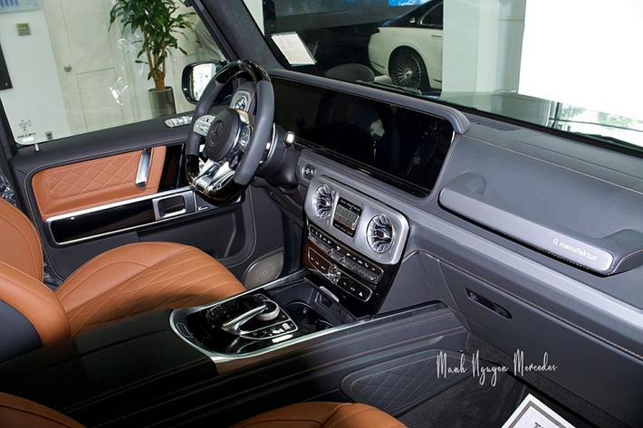 Nhìn vào danh sách trên, có thể thấy dòng xe Mercedes-AMG G63 V1 mới ra mắt tại Việt Nam chú ý đến các trang bị an toàn nhiều hơn thay vì mang đến sự mới lạ ở ngoại thất so với hơn 200 xe Mercedes-AMG G63 đủ phiên bản đang lăn bánh tại Việt Nam.