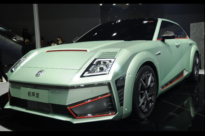 Mới đây, theo công báo sở hữu công nghiệp mới nhất tại Việt Nam, mẫu xe điện Saloon Mecha Dragon của Trung Quốc đã được đăng ký bảo hộ kiểu dáng công nghiệp. Mecha Dragon là mẫu coupe 4 cửa chạy điện có chiều dài lên tới 5,2 mét, mẫu xe này từng được hãng giới thiệu tại Triển lãm ô tô Quảng Châu năm 2021.