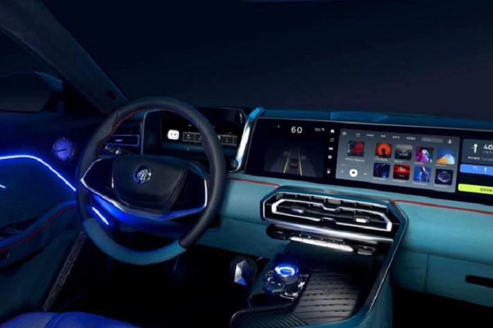 Ngoài ra, nội thất xe còn có vô lăng 2 chấu, và hệ thống đèn LED xung quanh. Về động cơ, xe có hệ thống mô tơ điện kép với tổng công suất tới 543 mã lực, mô-men xoắn 750 Nm cho khả năng tăng tốc 0-100 km/h trong chỉ 3,7 giây. Xe được trang bị bộ pin 115kWh cho phép di chuyển tới 802 km sau một lần sạc. Với công nghệ sạc siêu nhanh, xe có thể sạc để đi thêm 401 km trong 10 phút.