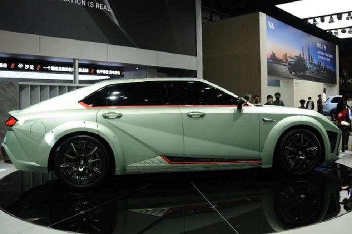 Điều đặc biệt nhất trên Mecha Dragon là công nghệ tự lái. Theo nhà sản xuất, Saloon Mecha Dragon là mẫu xe đầu tiên trên thế giới được trang bị 4 LiDAR. Bên cạnh đó, nó còn có 7 camera độ nét siêu cao, 4 camera quan sát xung quanh, 5 radar sóng milimet, 12 radar siêu âm, và 1 bộ định vị độc lập có độ chính xác cao, bao gồm 38 thành phần cảm biến thông minh để tạo thành một hệ thống cảm biến siêu thông minh, hỗ trợ người lái tiên tiến.