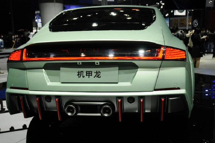 Xe hiện được giới hạn sản xuất chỉ 101 chiếc. Tại thị trường Trung Quốc, giá xe Saloon Mecha Dragon từ 488.800 nhân dân tệ (tương đương 1,73 tỷ VNĐ). Hiện tại, hãng xe điện này chưa có đại diện tại Việt Nam và cũng chưa rõ trong thời gian tới xe có được mở bán hay không. Nếu về nước, mẫu Mecha Dragon sẽ cùng phân khúc, cạnh tranh trực tiếp với Porsche Taycan hay Mercedes-Benz EQS sedan.