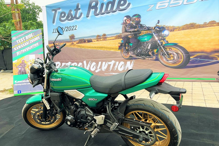 Đây cũng là chi tiết giúp người dùng phân biệt 2 dòng xe này dễ dàng. Hệ thống phanh trên xe sử dụng đĩa phanh kép 300 mm ở phía trước kết hợp cùng đĩa phanh đơn 220 mm phía sau, cả 2 phanh đều tích hợp công nghệ chống bó cứng ABS.