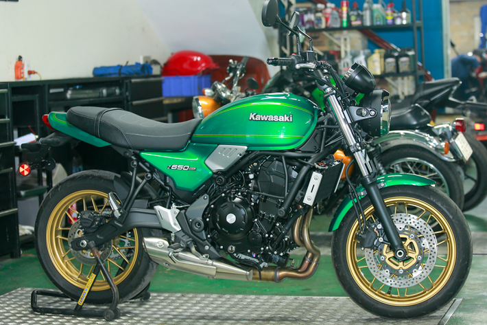 Mức giá xe Kawasaki Z650RS tại Việt Nam được bán ra là 231 triệu đồng với 2 tùy chọn màu sắc. Tại Việt Nam, các đối thủ trực tiếp của mẫu mô tô này là Royal Enfield Interceptor/Continental GT 650, Honda CB650R và Triumph Trident 660.