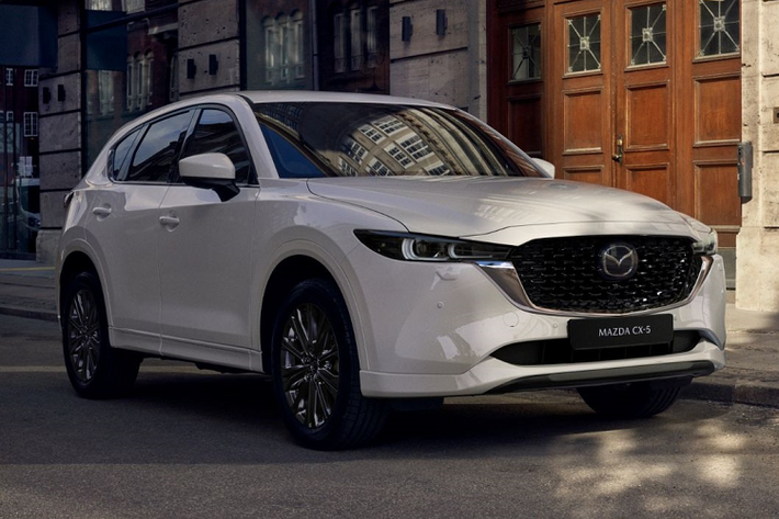 Thiết kế hiện đại, công nghệ hàng đầu phân khúc, trải nghiệm lái thú vị, Mazda CX-5 được đánh giá là một mẫu xe cân bằng rất tốt nhiều yếu tố. Xe đang được phân phối với 7 phiên bản, giá dao động từ 839 - 1,059 tỷ đồng.
