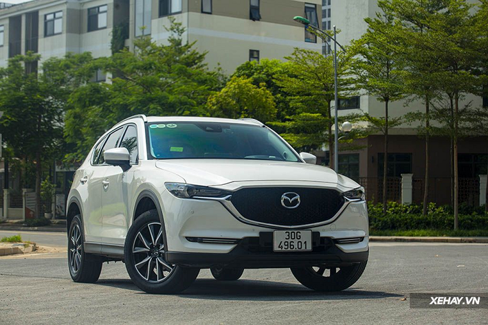 Mazda CX-5 - 11.985 xe Đạt tổng doanh số 11.985 xe, đứng thứ 8 toàn thị trường sau 11 tháng, Mazda CX-5 dường như đã nắm chắc vị thế dẫn đầu phân khúc SUV/CUV hạng C, bỏ xa các đối thủ xếp sau như Honda CR-V (8.550 xe), Hyundai Tucson (7.714 xe) hay Kia Sportage (2.971 xe).