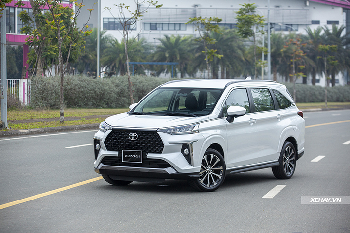 Toyota Veloz - 12.876 xe Dù chỉ mới được ra mắt từ tháng 3, Toyota Veloz nhanh chóng chứng tỏ vị thế và đe dọa "ngôi vương" của Mitsubishi Xpander. Toyota Veloz đạt doanh số bán ra 12.876 xe trong vòng 8 tháng. Dù doanh số có phần không ổn định, nhưng Toyota Veloz vẫn là một trong những mẫu MPV bình dân bán chạy nhất thị trường.