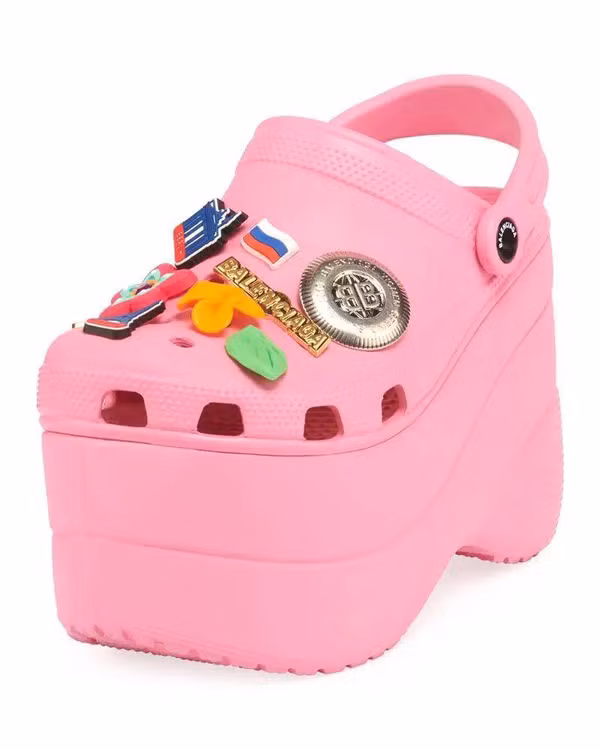 Mẫu giày crocs nhiều màu sắc và họa tiết hoạt hình bắt mắt này được xem là sự hợp tác “ngoạn mục” của Crocs và thương hiệu Balenciaga.