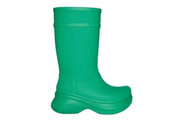 Một mẫu giày đi mưa khác có vẻ bề ngoài hết sức bình thường, thậm chí bị chê về mặt thẩm mĩ song thiết kế đắt đỏ không phải ai cũng đủ tiền để sắm.