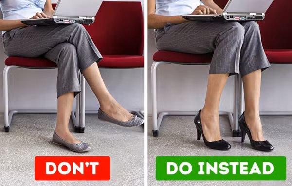 Thay vì ngồi bắt chéo chân, tư thế tốt nhất khi ngồi là đặt 2 chân lên sàn nhà để cân bằng trọng lượng cơ thể. Nếu bắt buộc phải bắt chéo chân khi mặc váy, phụ nữ bắt chéo chân ở vị trí mắt cá chứ không phải đầu gối. Vị trí này giúp giảm đáng kể nguy cơ gây hại về sức khỏe.