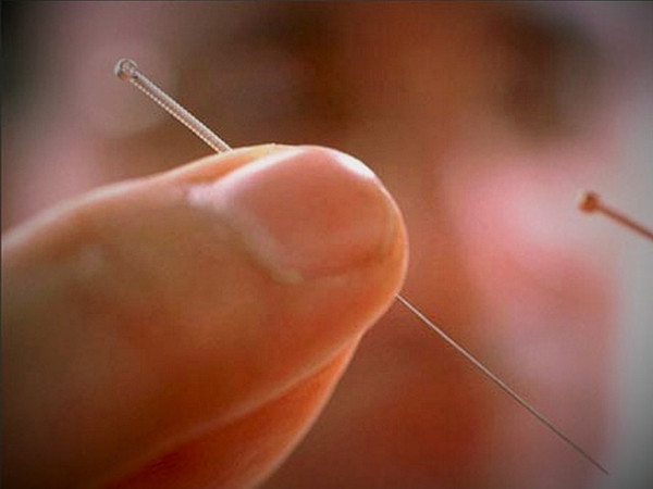 Thời điểm đó, máy móc còn thô sơ nên thạch tín thường lẫn với sunfua hoặc lưu huỳnh. Khi tiếp xúc với bạc, chúng phản ứng tạo thành lớp bạc sunfua màu đen trên trang sức. Vậy nhưng, công nghệ tinh chế hiện nay vô cùng hiện đại, trang sức bạc hoàn toàn không thể phát hiện asen có độ tinh khiết cao. Vì vậy, đeo trang sức bạc không thể giúp phát hiện độc tố trong cơ thể.