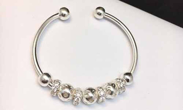 Thực tế, chì có độ dẻo cao. Nhà sản xuất thường tận dụng để cải thiện độ mềm của đồ trang sức, giúp chúng bóng đẹp và giảm giá thành.