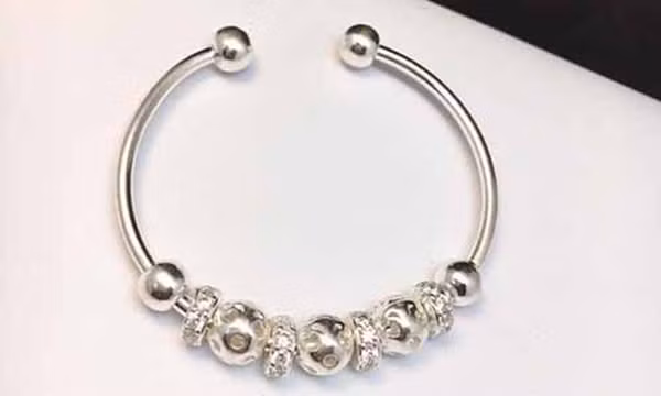 Thực tế, chì có độ dẻo cao. Nhà sản xuất thường tận dụng để cải thiện độ mềm của đồ trang sức, giúp chúng bóng đẹp và giảm giá thành.