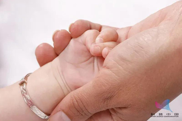 Vậy nhưng, có ý kiến cho rằng lắc bạc không giúp phát hiện chất độc, thậm chí khiến trẻ nhiễm chì. Rất nhiều ý kiến tranh luận đưa ra, khiến hagtag “vòng tay bạc gây nhiễm độc chì” được tìm kiếm nhiều trong thời gian gần đây. (Ảnh: Popular Science China, minh họa)