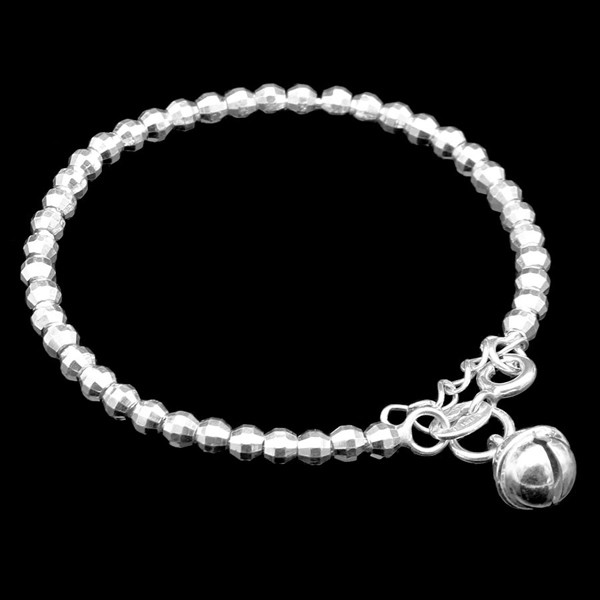 Mua đồ trang sức từ các nhà sản xuất uy tín, có giấy chứng nhận an toàn với sức khỏe. Bên cạnh đó, dụng cụ ăn uống, đồ dùng học tập, quần áo, đồ chơi, đồ gia dụng cũng cần lưu tâm, chọn ở những cơ sở đảm bảo.