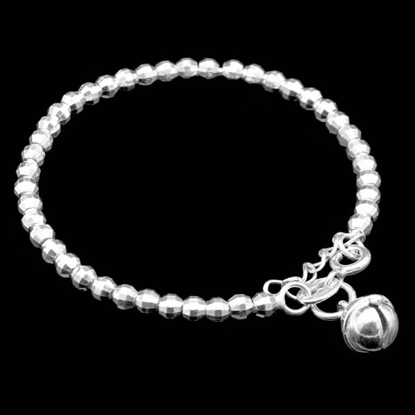 Mua đồ trang sức từ các nhà sản xuất uy tín, có giấy chứng nhận an toàn với sức khỏe. Bên cạnh đó, dụng cụ ăn uống, đồ dùng học tập, quần áo, đồ chơi, đồ gia dụng cũng cần lưu tâm, chọn ở những cơ sở đảm bảo.