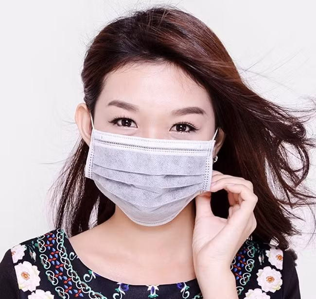 Để bảo vệ chính mình khi bầu không khí ô nhiễm, bạn nên đeo khẩu trang hoạt tính bất cứ lúc nào đi ra ngoài đường. Ảnh: wikithethao.