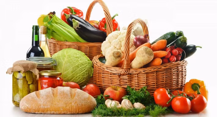 Ngoài ra, bạn cũng nên tăng cường sức đề kháng cho cơ thể để chống chọi với bầu không khí ô nhiễm bằng cách ăn uống đầy đủ dưỡng chất. Ảnh: conlatatca.