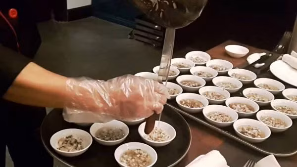 Trong món tiết canh tôm hùm, ngoài tiết tôm còn có thịt từ càng tôm và rau thơm thái nhuyễn gồm tía tô, ngò gai. Ảnh: yong.