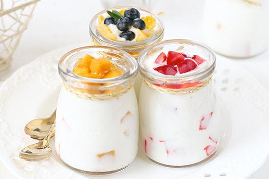 Ngoài ra, sữa chua cũng là thực phẩm được các chuyên gia sức khoẻ khuyên dùng do việc tiêu thụ sữa chua hàng ngày sẽ giúp bạn có vòng 3 săn chắc, tròn đầy hơn. Ảnh: dayphache.