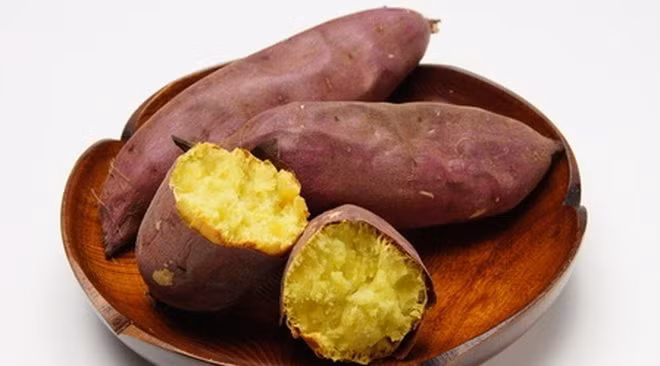 Bên cạnh đó, khoai lang - loại thực phẩm quen thuộc, phổ biến và rẻ tiền ở nước ta - cũng có tác dụng giúp hỗ trợ tăng cường khối cơ ở vòng 3. Ảnh: dkn.