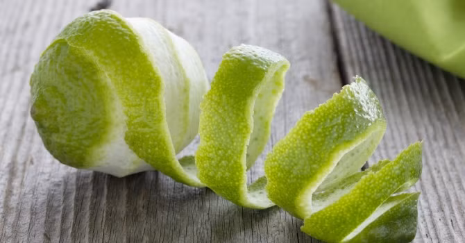 Bên cạnh đó, bạn có thể thái vỏ bưởi thành sợi nhỏ rồi đun cho mềm với nước. Ảnh: starwow.