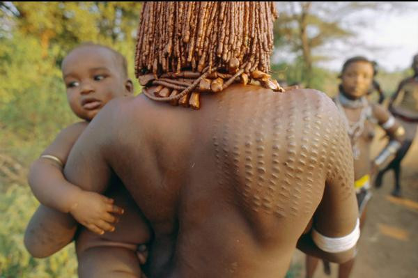 Bộ tộc Karo của Ethiopia lại trang trí cơ thể của họ bằng các họa tiết hoa văn kỳ lạ. Điều đáng nói là những họa tiết này không phải bằng hình vẽ mà là những vết sẹo thực sự. Ảnh: blogspot.