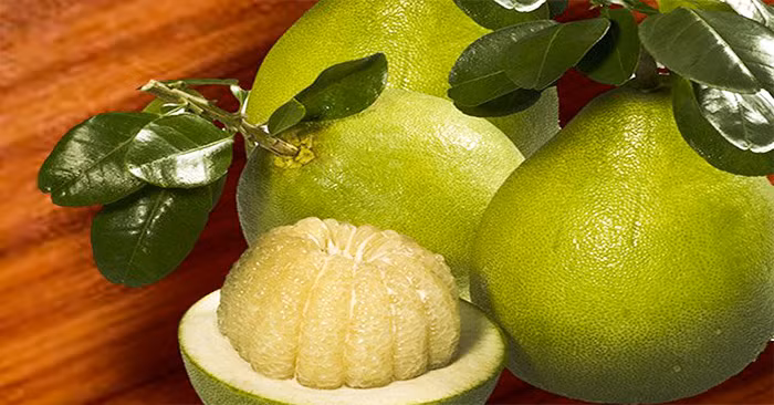 Trong bưởi chứa nhiều vitamin C không chỉ giúp phân hủy mỡ mà còn kích thích tiêu hóa, ngăn ngừa sự tích trữ năng lượng bên trong cơ thể. Ảnh: dkn.