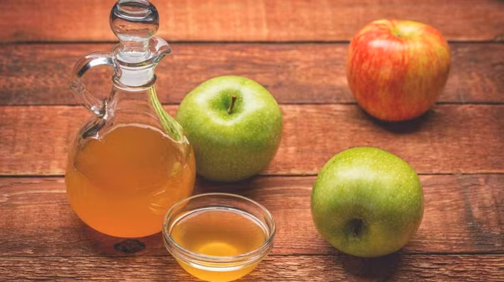 Tuy nhiên, việc lạm dụng giấm cũng có thể làm mòn men răng của bạn. Vì vậy, bạn chỉ nên sử dụng giấm táo để làm trắng răng một vài lần mỗi tuần. Ảnh: wp.
