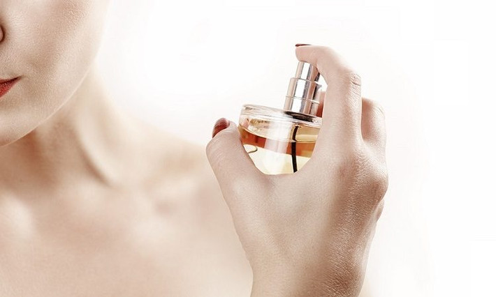 Bạn nên lựa chọn nước hoa có mùi hương phù hợp dành riêng cho những ngày hè oi bức. Ảnh: metrum.