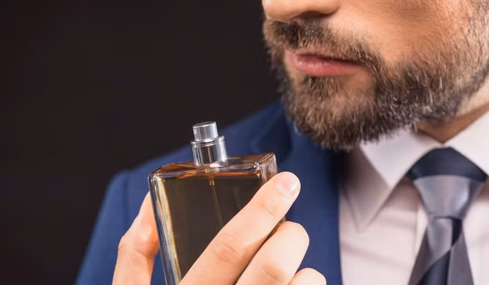 Đặc biệt, bạn cần tránh xịt nước hoa trước khi ra nắng hoặc đang dưới ánh nắng bởi việc này có thể khiến da bị cháy nắng và để lại những vết nám, đốm nâu. Ảnh: tueviet.